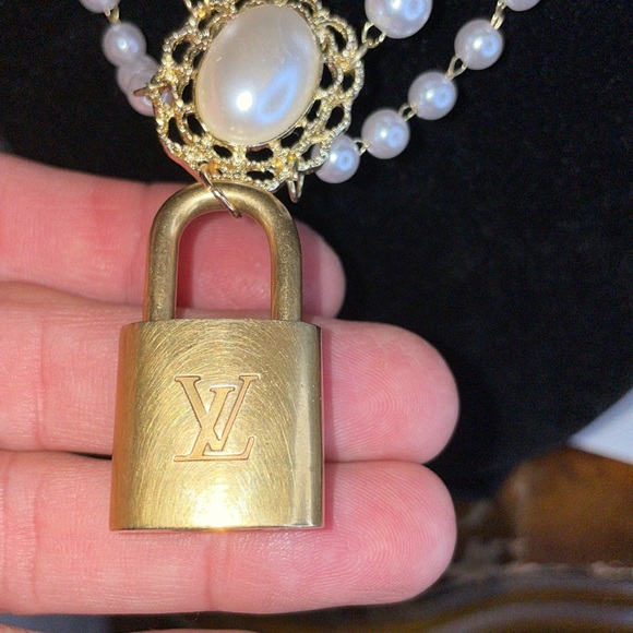 Authentic LV lock #310  no key with a beautiful pearl  necklace - Picture 4 of 5